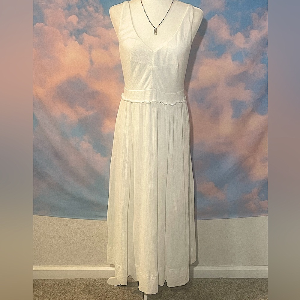 Feminine and Chic Women’s White Casual Maxi Dress (Medium)